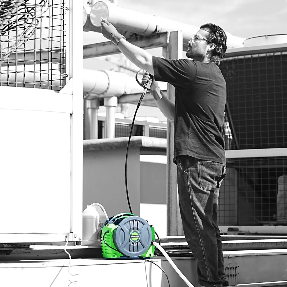 Técnico limpiando serpentines con hidrolavadora WIPCOOL